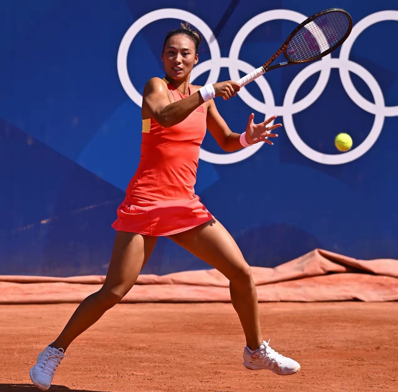 FLY碾压DFM，Zeus关键团战开团秒人顶尖较量八强赛，强势挺进下一轮的简单介绍